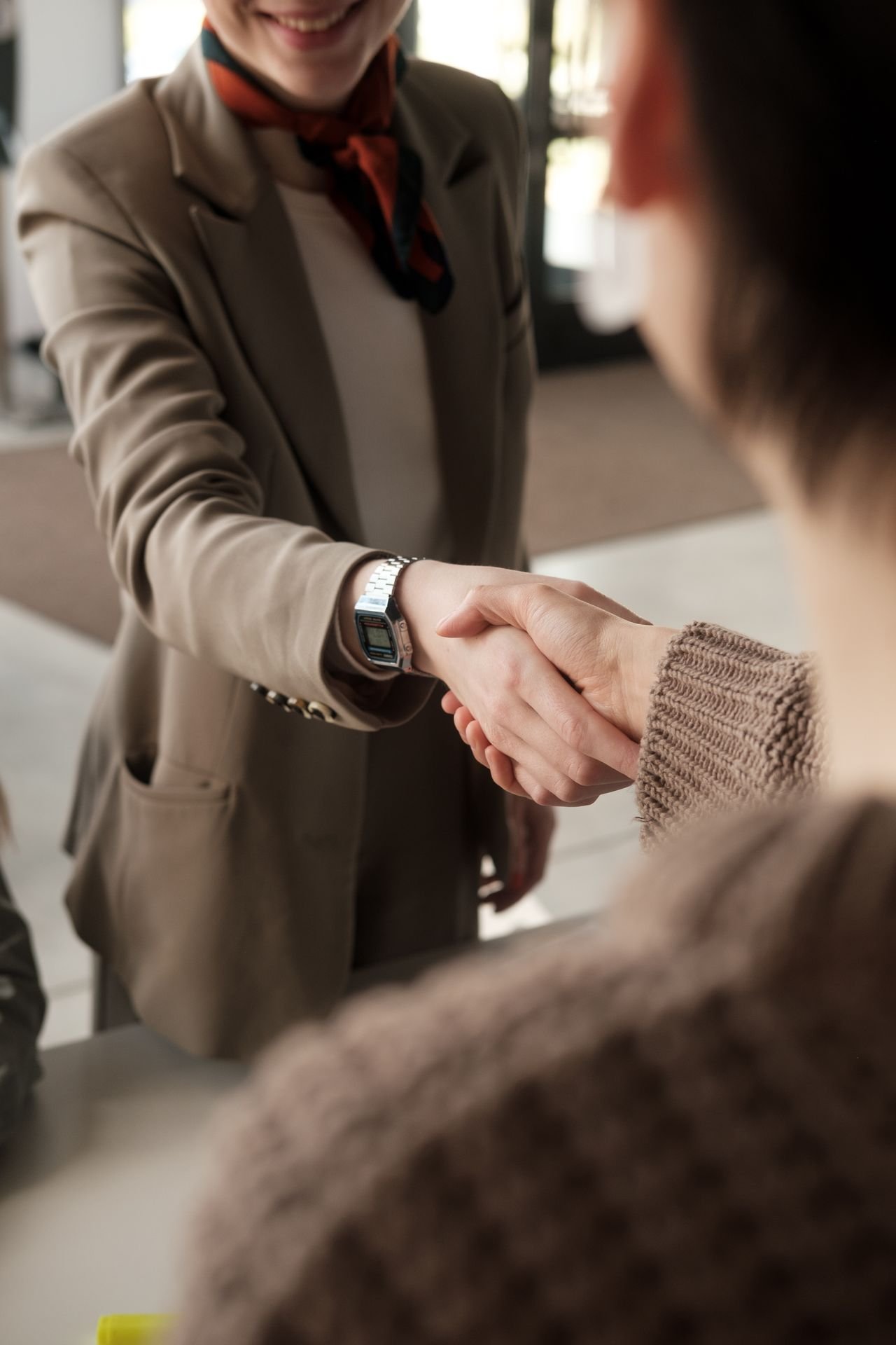 Échange professionnel autour d’un projet de marketing numérique